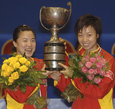  China's Wang Nan (L) and Zhang Yining celebrate with  the women's doubles winners trophy at the world table tennis championships in Zagreb May 27, 2007.