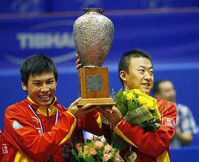 China's Ma Lin(R), Chen Qi raise the winners' trophy during the awarding ceremony of the men's doubles event at 2007 World Table Tennis Championships in Zagreb, Croatia May 26, 2007. Ma Lin/Chen Qi won the match 4-2 over compatriots Wang Liqin/Wang Hao and claimed the title of the event.